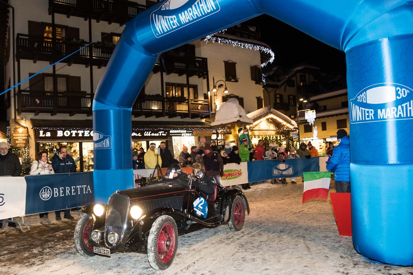 Barcella-Ghidotti su Porsche 356 al comando della prima tappa